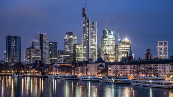 <p>Die Frankfurter Hochhäuser sind am Morgen teils hell beleuchtet.</p>