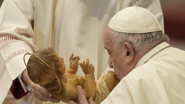 <p>Papst Franziskus küsst eine Statue des Jesuskindes, während er eine feierliche Messe anlässlich des 57. Weltfriedenstages zum Thema „Künstliche Intelligenz und Frieden“ im Petersdom leitet.</p>