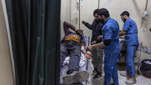 <p>Ein Verwundeter wird im Universitätskrankenhaus von Idlib behandelt, nachdem das syrische Regime zwei Männer durch Artilleriebeschuss getötet und viele weitere verletzt hat.</p>