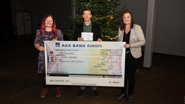 <p>Edgar Andres (Mitte) präsentiert mit den Verantwortlichen des Triangels Caroline Marx (links) und Jana Müsch (rechts) einen stolzen Scheck.</p>