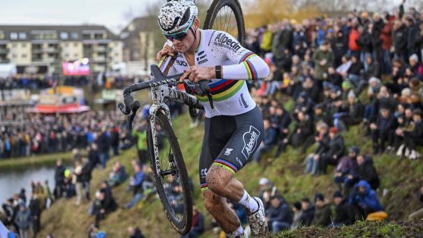 <p>Mathieu van der Poel eilt von Sieg zu Sieg – so wie hier in Hulst.</p>