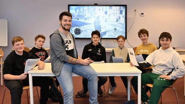 <p>Laurent Kuckartz mit seinen Schülern. Er hat die Chancen von Videospielen erkannt und bindet sie in seien Unterricht ein.</p>