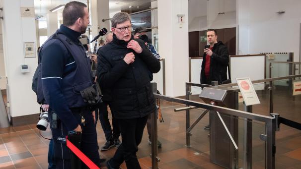 <p>Kardinal Rainer Maria Woelki (rechts) wird im Foyer des Landgerichts Köln von einem Justizbeamten zur Sicherheitsschleuse begleitet.</p>