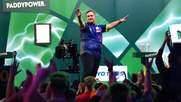 <p>Luke Littler feiert im Alexandra Palace in London seinen Sieg über Brendan Dolan.</p>