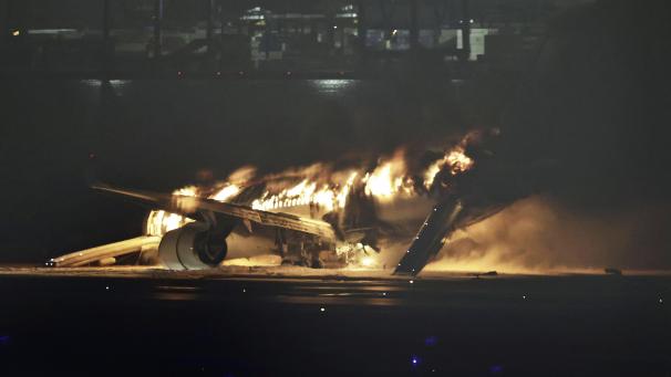 <p>Das Flugzeug der Japan Airlines hatte auf der Landebahn des Tokioter Flughafens Haneda Feuer gefangen.</p>