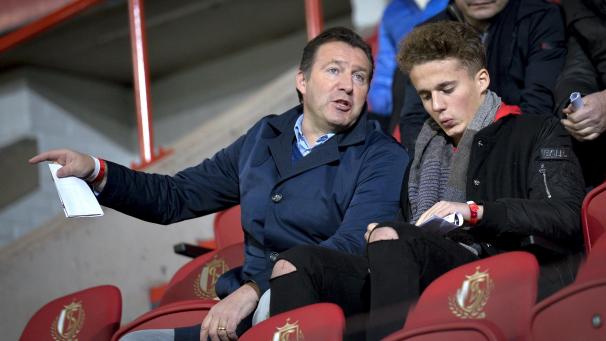 <p>Künftig wieder auf Schalke anzutreffen: Marc Wilmots (links) - hier mit seinem Sohn zu sehen.</p>