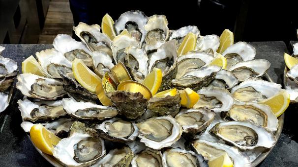 <p>Wer Austern mag, dem dürfte beim Betrachten dieses Bilds das Wasser im Mund zusammenlaufen: Ein satt gefüllter Teller in den „Halles de Lyon Paul Bocuse“.</p>