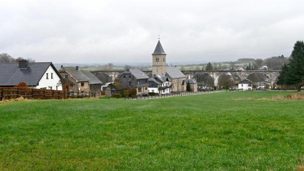 <p>Das 1,4 Hektar große Grundstück gegenüber der Borner Kirche kann bebaut werden und schließt somit im Dorfzentrum die bestehende Lücke zwischen Ober- und Unterdorf.</p>