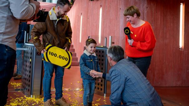 <p>Direktor Hans Gubbels begrüßte den 100.000. Besucher im Discovery Museum.</p>