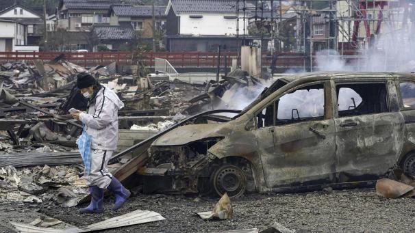 <p>Ein ausgebranntes Fahrzeug ist in Wajima zu sehen, in dem es nach den Erdbeben zu Bränden kam.</p>