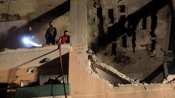 <p>Männer inspizieren in Beirut nach einer Explosion eine Wohnung.</p>