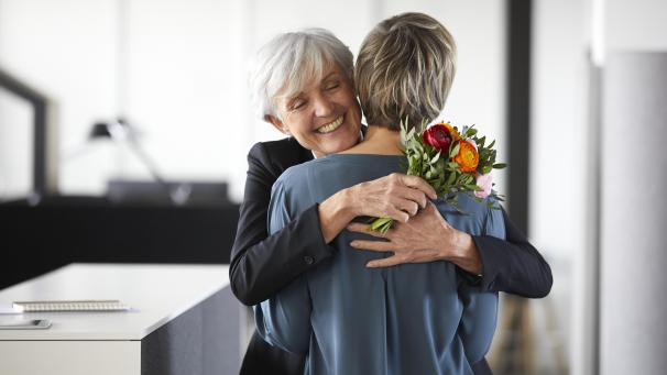 <p>Mit einer herzlichen Umarmung bedankt sich eine Frau für ein Geschenk.</p>