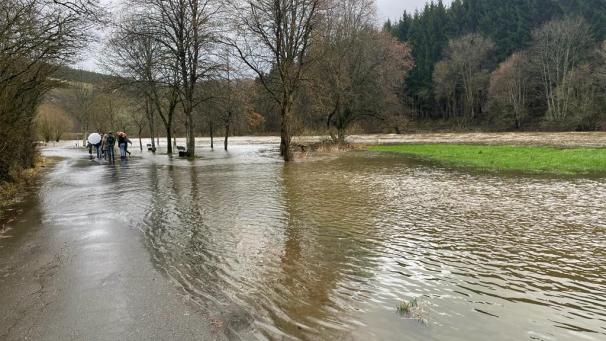 <p>Der Gemeindeweg zwischen Ouren und Luxemburg stand am Mittwochmorgen unter Wasser.</p>