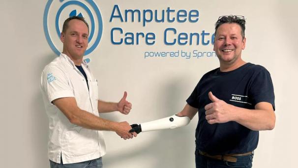 <p>Roger Fincken (rechts) ist mit seiner neuen Prothese überglücklich.</p>