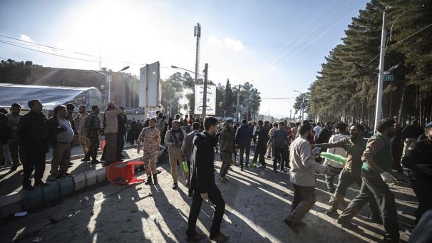 <p>Menschen versammeln sich nach Explosionen auf einer Straße.</p>