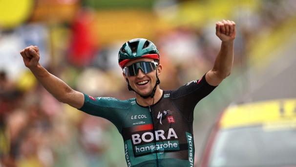 <p>Jai Hindley aus Australien vom Team Bora-hansgrohe jubelt, während er als Etappensieger ins Ziel einfährt.</p>