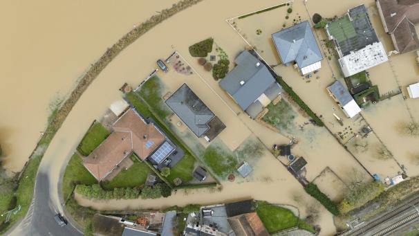 <p>In Zandbergen (Provinz Ostflandern) stehen zahlreiche Häuser unter Wasser.</p>