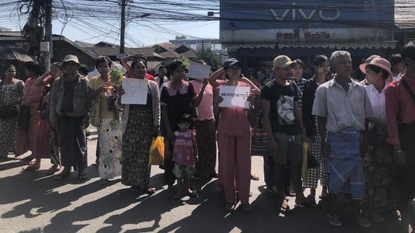 <p>Hunderte Menschen warten vor dem Insein-Gefängnis in Yangon auf Angehörige.</p>