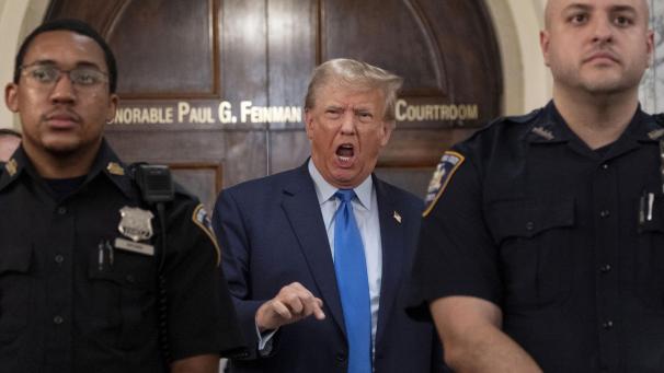 <p>Donald Trump spricht zu Reportern während einer Mittagspause im New York State Supreme Courthouse.</p>