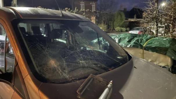 <p>In der Leemstraat war ein Dachziegel auf einem Auto gelandet.</p>