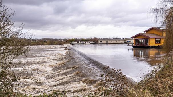 <p>Durch das starke Hochwasser der Maas ist ein Deichbei Maastricht gebrochen.</p>