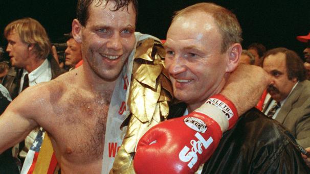 <p>Box-Weltmeister Henry Maske (l) und sein Trainer Manfred Wolke bei der Siegerehrung. Der Halbschwergewichts-Champion aus Frankfurt/Oder hatte in der Düsseldorfer Philipshalle in einem Zwölf-Runden-Fight gegen den amerikanischen Herausforderer Hembrick seinen am 20. März 1993 errungenen Titel erstmals erfolgreich verteidigt.</p>