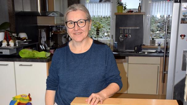 <p>Der Fall von Tagesmutter Arlette Raxhon (hier in ihrer Küche in Moresnet) sorgt weiterhin für viel Wirbel und dürfte schon bald auch das Parlament der DG beschäftigen.</p>