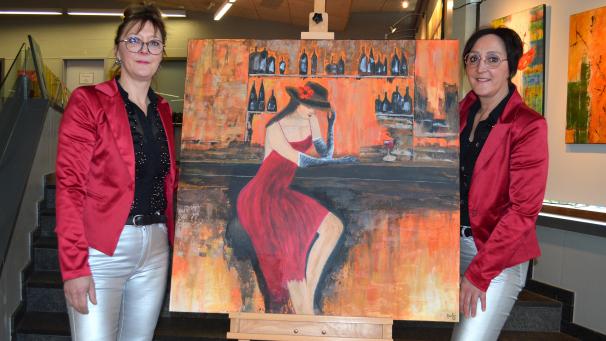 <p>Die Ausstellung der Zwillinge Petra (links) und Andrea Reuter ist äußerst vielseitig, weil sie ihren kompletten künstlerischen Werdegang zeigt.</p>