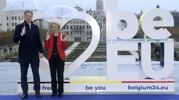 <p>Premierminister Alexander De Croo und Ursula von der Leyen, Präsidentin der Europäischen Kommission, bei der Einweihung des lebensgroßen Logos der belgischen Präsidentschaft.</p>