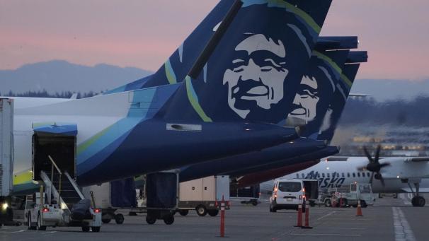 <p>Flugzeuge der Alaska Airlines stehen bei Sonnenaufgang am Seattle-Tacoma International Airport in Seattle vor den Gates.</p>