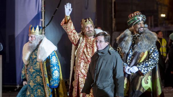 <p>Jose Luis Martinez-Almeida (2.v.r), Bürgermeister von Madrid, mit den Heiligen Drei Königen nach der Parade.</p>