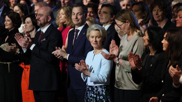 <p>Ursula Von der Leyen (Mitte) hat sich geäußert.</p>