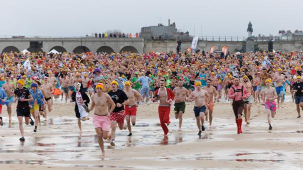 <p>Mit Anlauf ins eisklate Nass</p>