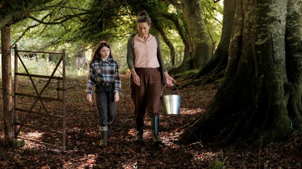 <p>Catherine Clinch (links) und Carrie Crowley in dem Film „The Quiet Girl“</p>