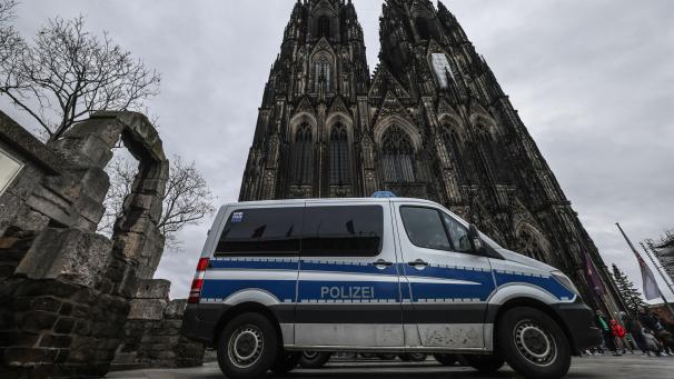 <p>Ein Polizeifahrzeug steht vor dem Dom.</p>