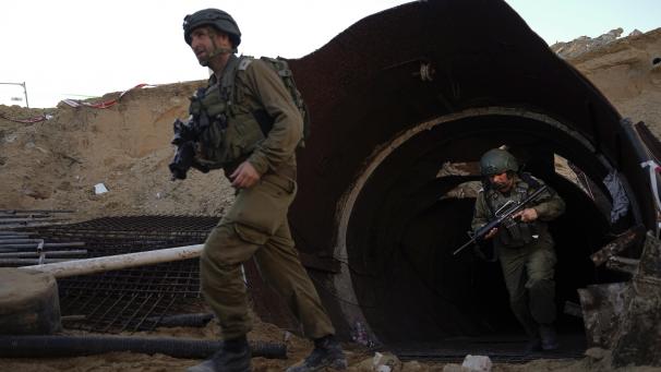 <p>Israelische Soldaten verlassen einen Tunnel, der nach Angaben des Militärs von militanten Hamas-Kämpfern für den Angriff auf den Grenzübergang Erez im nördlichen Gazastreifen genutzt wurde.</p>
