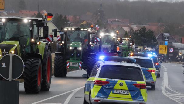 <p>Bundesweit finden am heutigen Montag Bauernproteste statt. Auch im Grenzgebiet zu Belgien muss mit Verkehrsbehinderungen gerechnet werden, unter anderem im Großraum Aachen, auf der Autobahn A 1 und in der Eifel.</p>