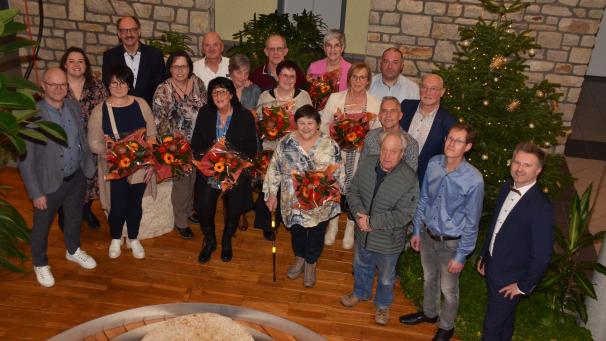 <p>Neujahrsempfang der Gemeinde Bütgenbach: Das Foto zeigte die geehrten und die in den Ruhestand verabschiedeten Personalmitglieder mit den Vertretern des Gemeindekollegiums.</p>