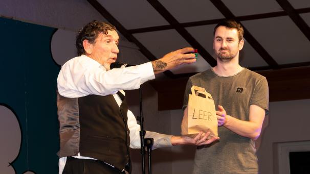 <p>Rudi, der arbeitslose Kellner aus Offenbach, glänzte auf der Ourgrundia-Narrenbühne mit Zauberei, Akrobatik, Slapstick und Pantomime.</p>