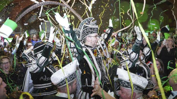 <p>Der Saal bereitet Prinz Damien I. und seinen Pagen Katrin und Rachel einen fulminanten Empfang.</p>