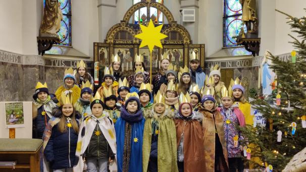 <p>Nach dem Aussendungsgottesdienst in der Pfarrkirche zogen die Walleroder Sternsinger in sechs Gruppen durch die Ortschaft.</p>