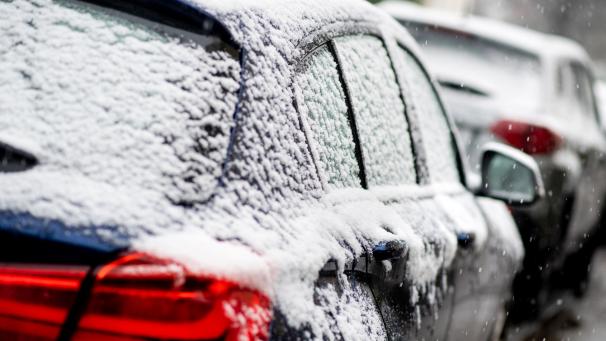 <p>Sind die Autotüren vereist, sollte man die Türen beim Öffnen erst vorsichtig andrücken, um die Eisschicht zu brechen.</p>