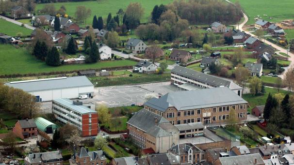<p>Ein Blick von oben auf die École Libre de Saint-Hubert</p>