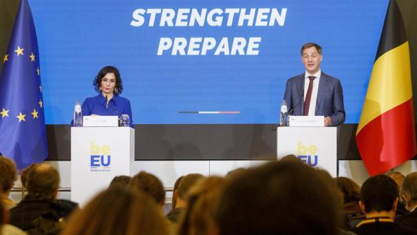<p>Außenministerin Hadja Lahbib und Premierminister Alexander De Croo bei der Vorstellung des offiziellen Programms des belgischen Ratsvorsitzes der EU in Brüssel.</p>