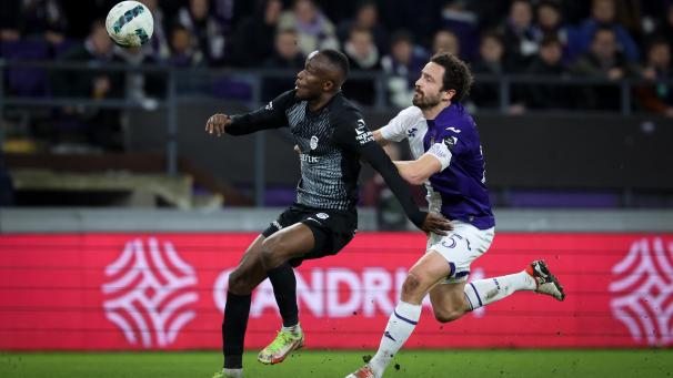 <p>Protest abgeschmettert: Das Spiel zwischen dem RSC Anderlecht (rechts mit Thomas Delaney) und dem KRC Genk (mit Yira Sor) wird nicht wiederholt.</p>