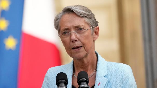 <p>Elisabeth Borne, Premierministerin von Frankreich, spricht während der Übergabezeremonie in der Residenz des Premierministers.</p>