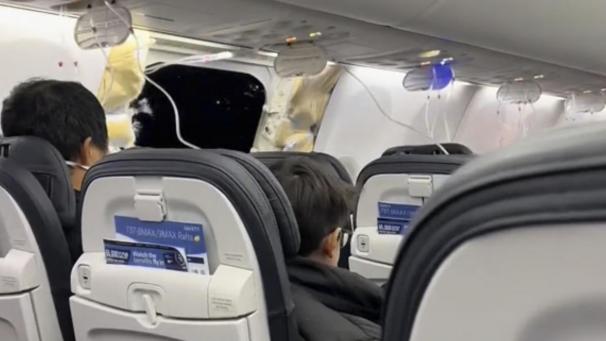 <p>ieses Bild aus einem von Elizabeth Le zur Verfügung gestellten Video zeigt Passagiere, die in der Boeing 737-9 Max in der Nähe des abgerissenen Kabinenteils samt Fenster sitzen.</p>