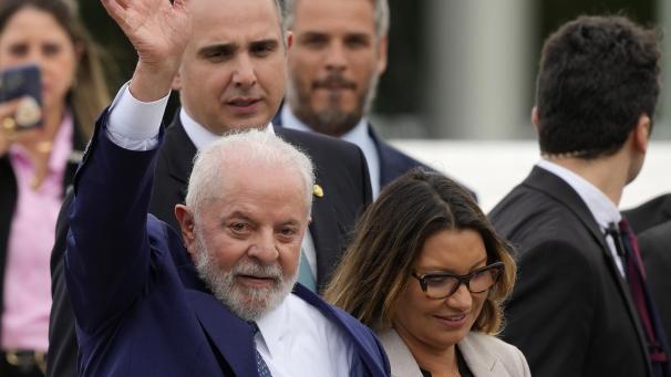 <p>Luiz Inacio Lula da Silvaund Rosângela da Silva, First Lady von Brasilien, verlassen den Kongress in Brasilia.</p>