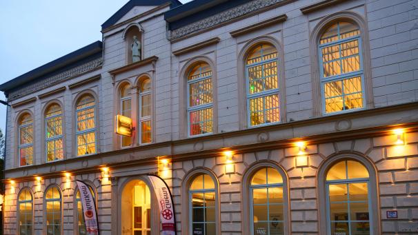 <p>Das historische Gebäude, mit großem Saal, Lobby und Foyer, ist für kleinere oder größere Veranstaltungen perfekt geeignet.</p>