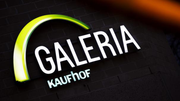 <p>Blick auf das Logo des Kaufhaus Galeria Kaufhof in der Bonner Innenstadt</p>